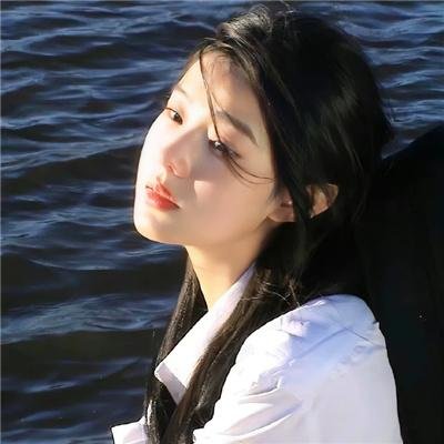 坐着的女人